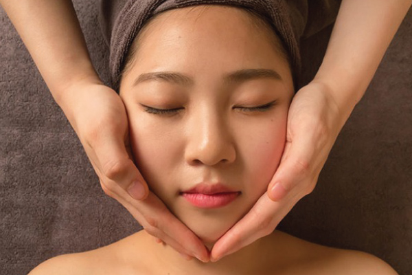 Massage bằng tay chống nếp nhăn khóe miệng