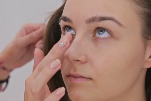 Độ tuổi nào nên dùng kem dưỡng mắt?