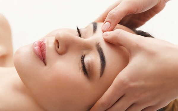 Massage vùng mắt và quanh mắt
