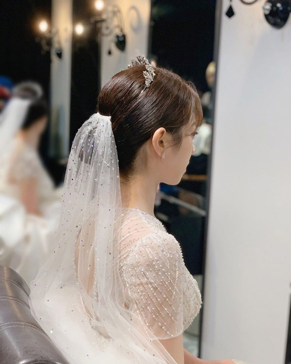 Những kiểu tóc bới cô dâu Hàn Quốc của chúng tôi chắc chắn sẽ làm bạn say mê! Với sự kết hợp hài hòa giữa tinh tế và sang trọng, chúng tôi sẽ mang đến cho bạn những kiểu tóc độc đáo và hoàn hảo để làm nổi bật vẻ đẹp của bạn trong ngày trọng đại.